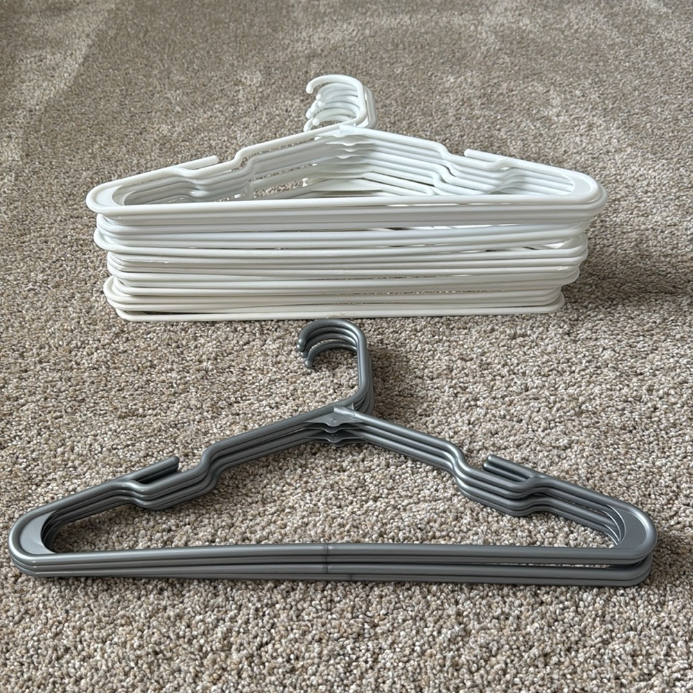 Mainstays Plastic Clothing Hangers (22) - Picture 3 of 10